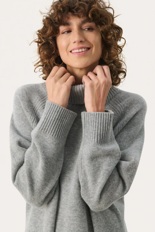 LeightonPW Pullover